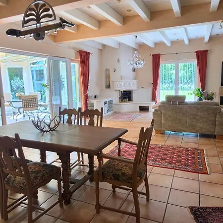 Villa Albert بيت للعطل بالسور